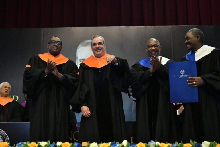 Presidente Luis Abinader recibe título de Doctor Honoris Causa de la UASD
