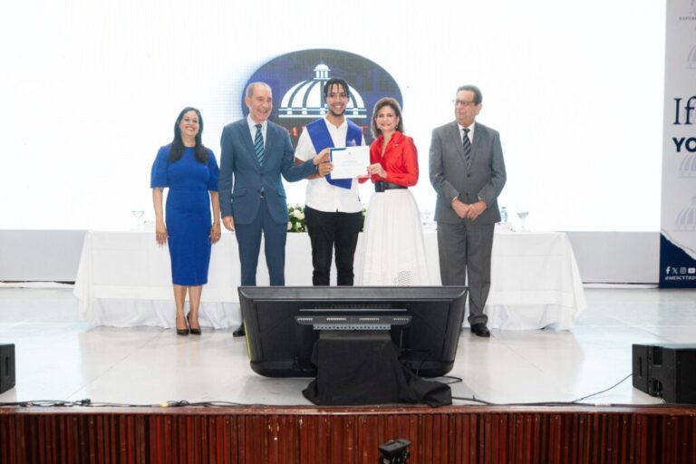 Gobierno fortalece el bilingüismo: Raquel Peña encabeza graduación de 16 mil estudiantes del programa Inglés de Inmersión
