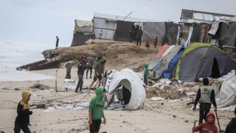 “El invierno en Gaza significa que más gente morirá tiritando»: el frío y la lluvia suponen una amenaza añadida para los palestinos desplazados