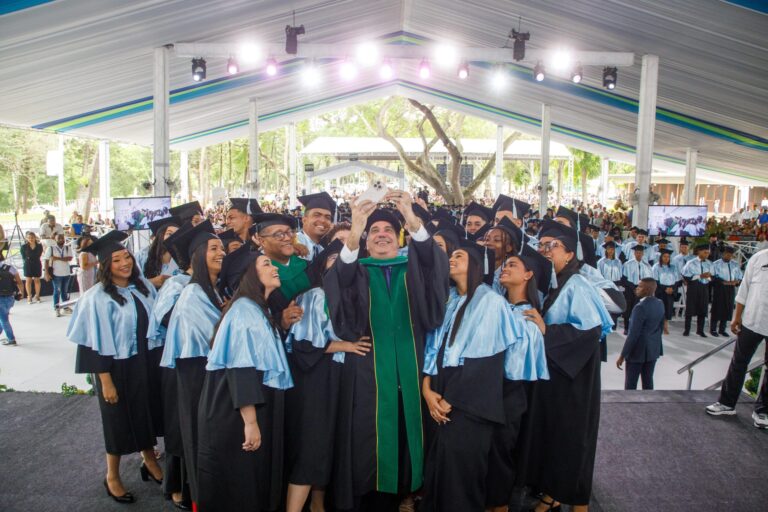Presidente Abinader recibe Honoris Causa de la Universidad ISA por su liderazgo visionario e impulso de iniciativas en favor de la educacion y sector productivo del país