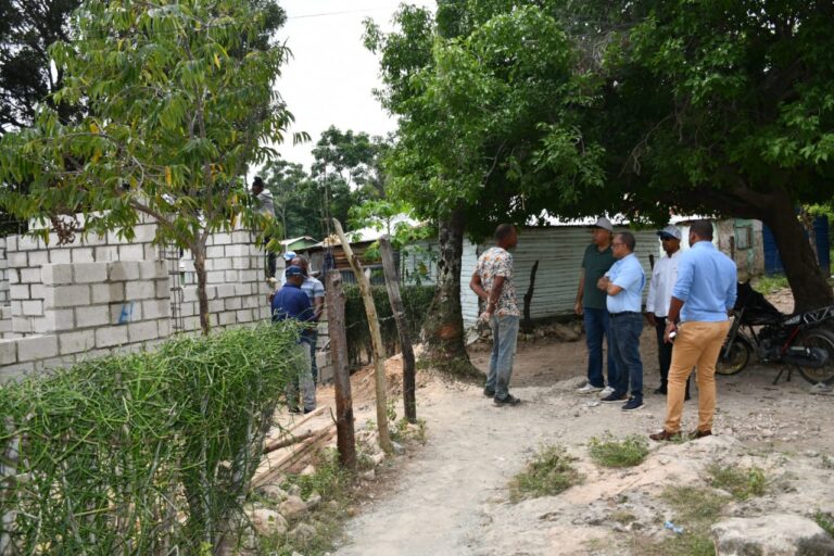 Senador Johnnson Encarnación realiza visita de seguimiento a la construcción de una casa en favor de una familia de escasos recursos