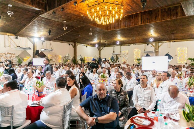 Raquel Peña participa en juramentación de nueva directiva de Conatra, destacando su rol clave en la transformación del transporte nacional
