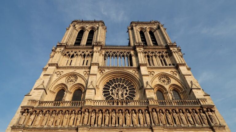 Coronaciones, protestas y equilibristas: imágenes icónicas de la historia de Notre Dame antes de su reapertura
