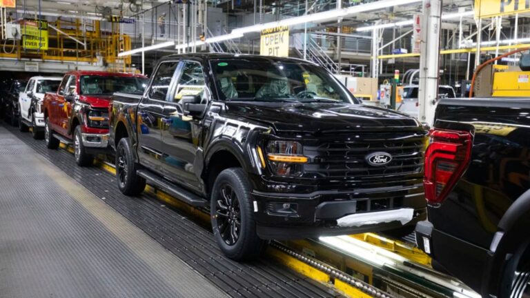 Trump dice que protegerá los autos fabricados en EE.UU. con aranceles elevados, pero no existe un auto completamente estadounidense