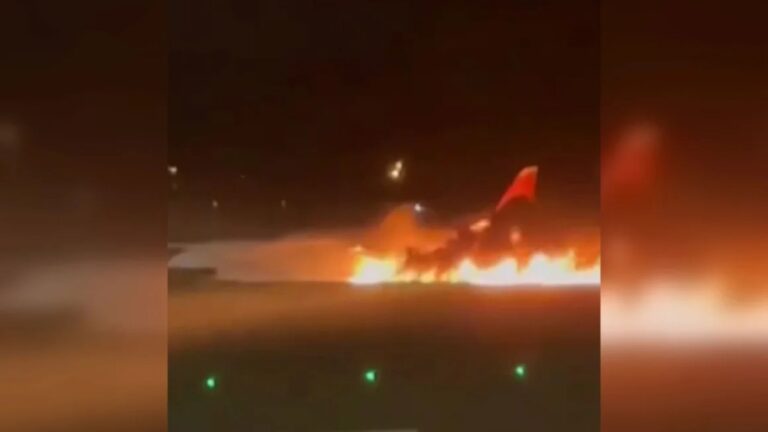El motor de un avión de pasajeros de fabricación rusa se incendia tras aterrizar en la ciudad turca de Antalya