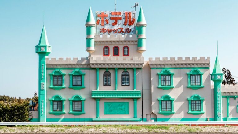 Ovnis, barcos y castillos: fotos surrealistas de los «hoteles del amor» más peculiares de Japón