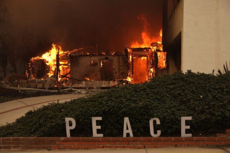Famosos y artistas pierden sus casas por los incendios y se desahogan en las redes