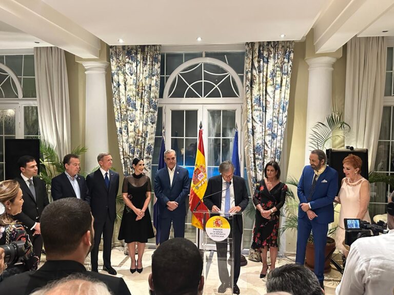 Embajada de España condecora a Juan Luis Guerra
