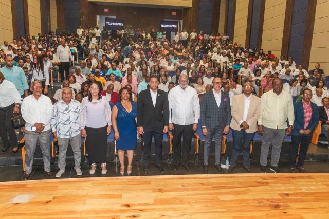 Alcalde Lenin de la Rosa felicita a Roberto Fulcar por su libro “Mi compromiso con la educación”
