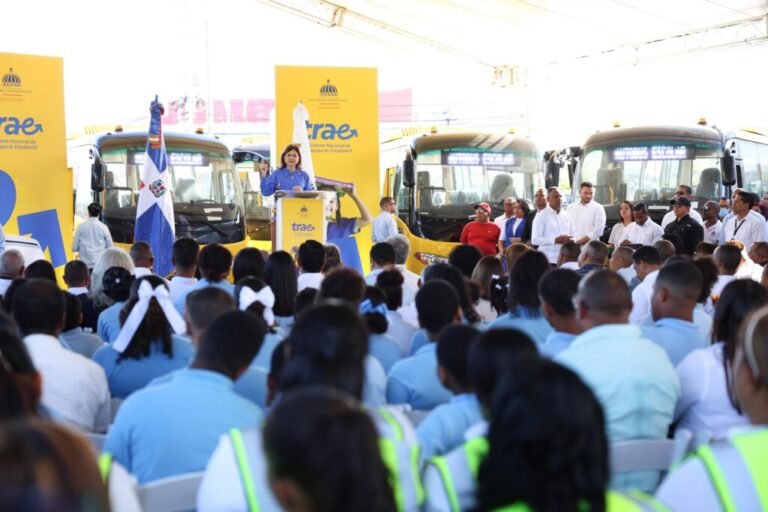 Raquel Peña entrega 34 autobuses del TRAE en Puerto Plata y lanza programa de transporte inclusivo con rampas para sillas de ruedas