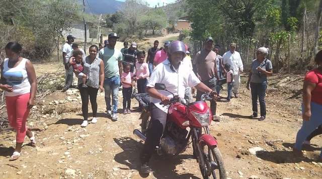 Comunitarios de El Charco Colorado en San Juan piden construcción de carretera