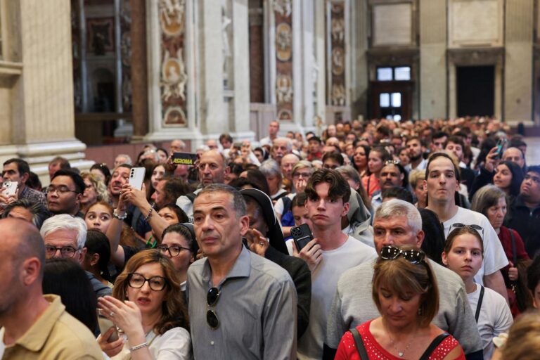 Largas colas en la Basílica de San Pedro para despedirse del papa Francisco