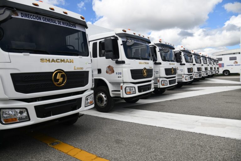 Gobierno entrega 50 camiones y 8 autobuses para reforzar repatriaciones de haitianos