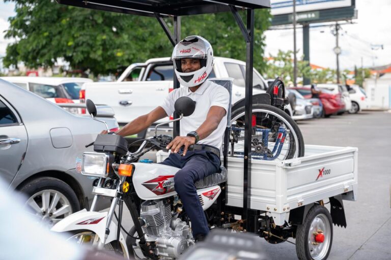 Propeep entrega motor de tres ruedas a joven de 22 años con discapacidad en sus piernas, de La Guáyiga