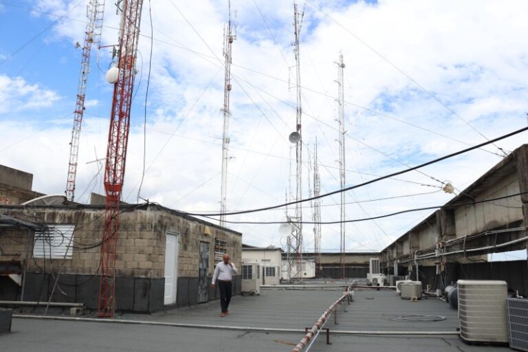 El edificio “El Huacal” tiene sobre su techo una cisterna de más de 50 años