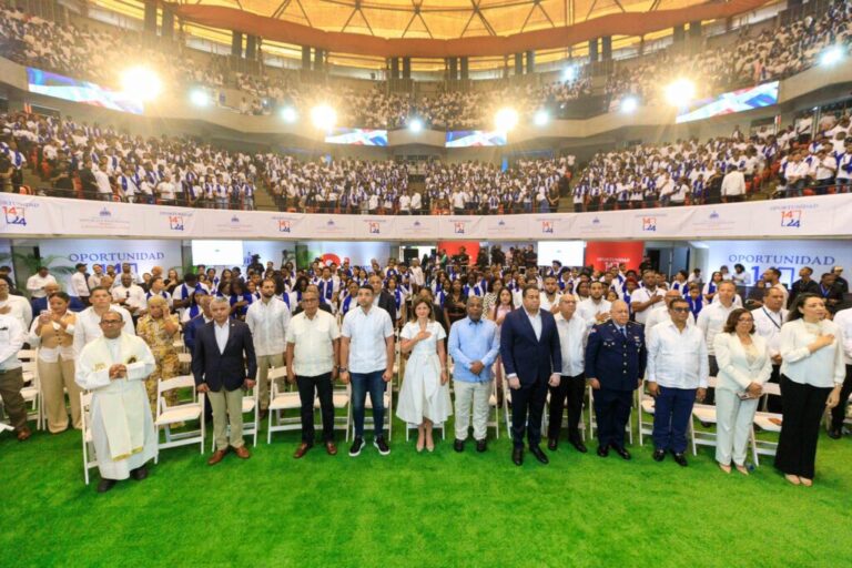 Raquel Peña entrega certificados a más de 4,000 jóvenes del programa Oportunidad 14-24