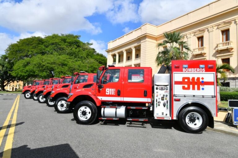 Gobierno entrega camiones de bomberos a un costó de 20 millones cada uno
